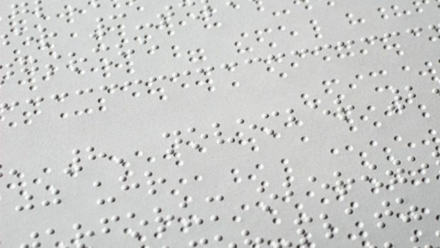 Cegos têm de poder ler informações bancárias.