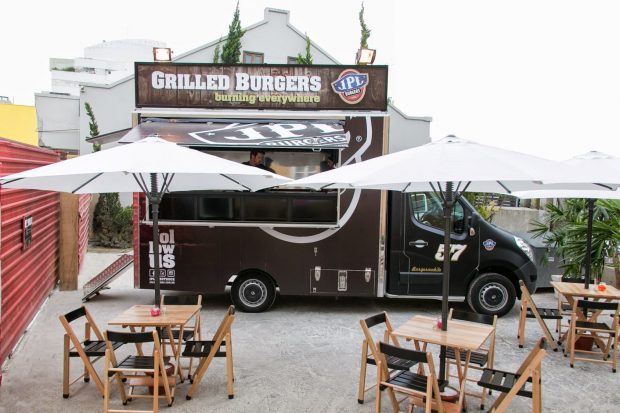 Comida feita no caminhão.